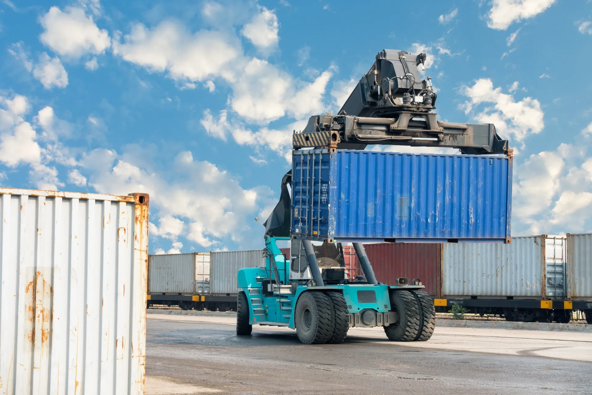 Maniobra de contenedor con grúa portacontenedores